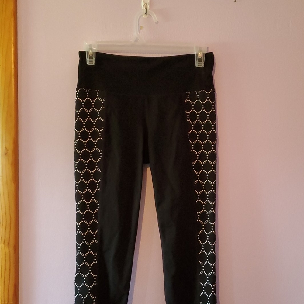 Athleta black & white patterned kapri leggings
